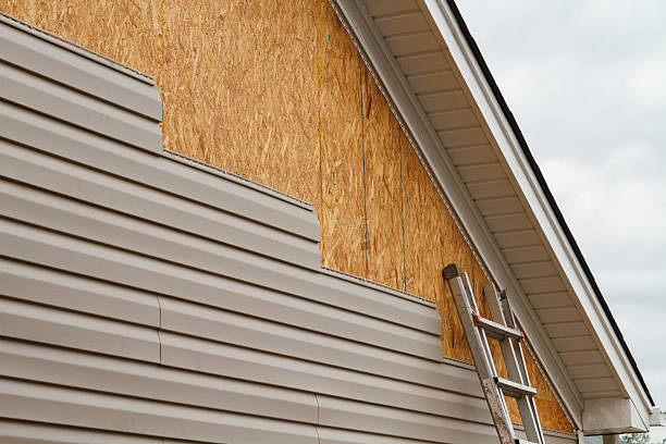 Professional Emergency Siding Repair technician working in Aberdeen, WA